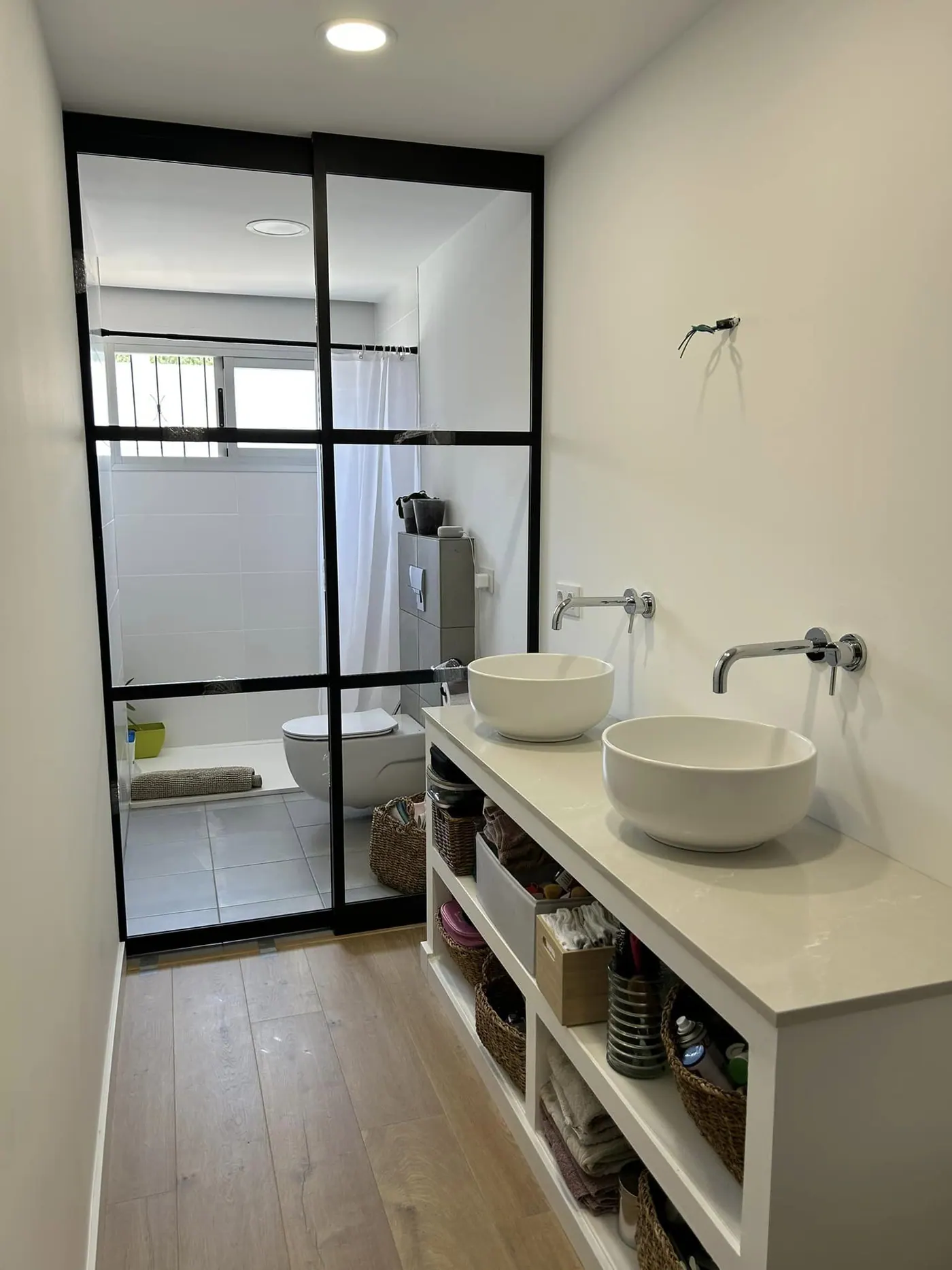 Mampara de hierro y cristal en baño