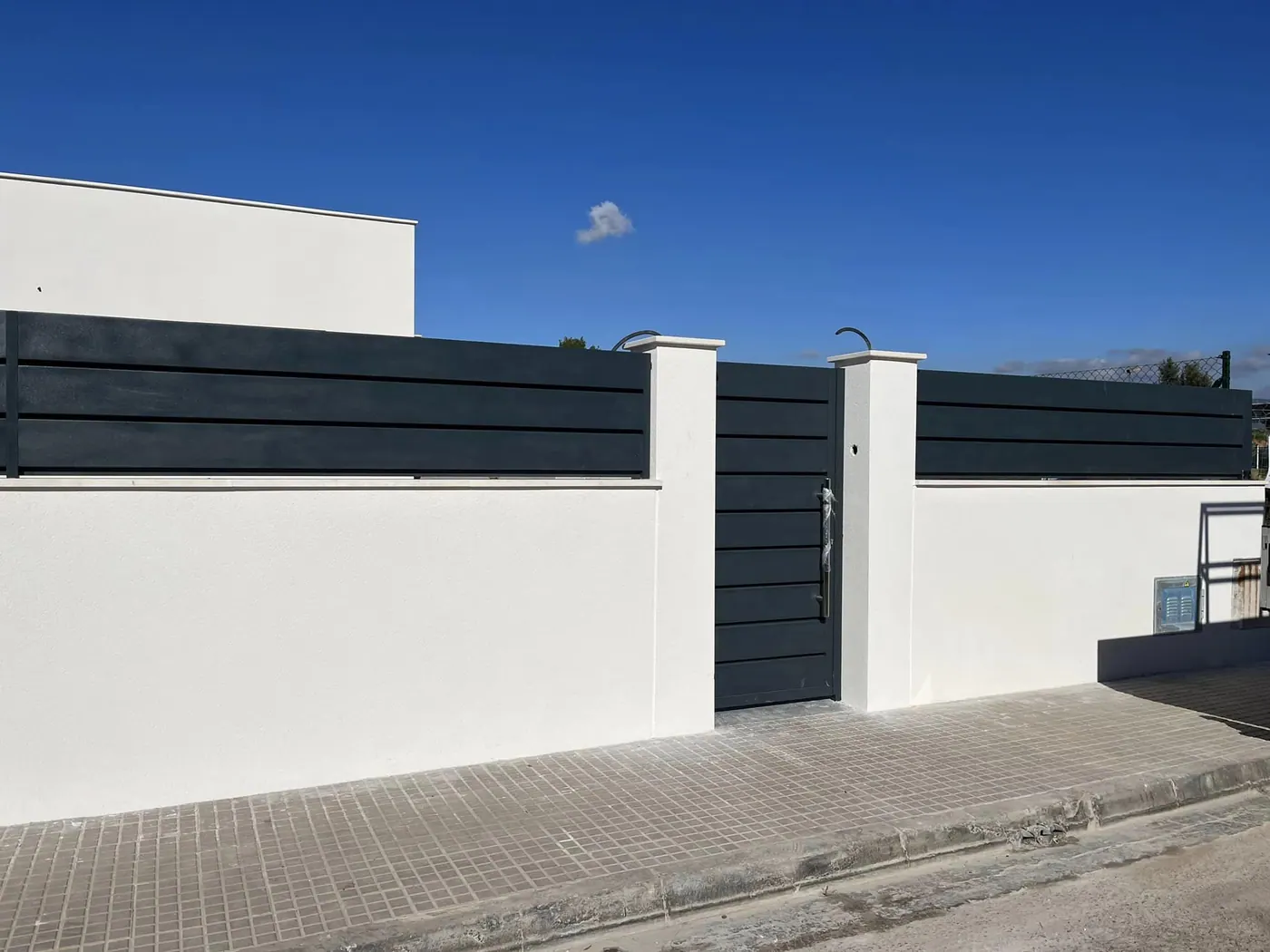 Cerramiento y cancela de lamas en vivienda