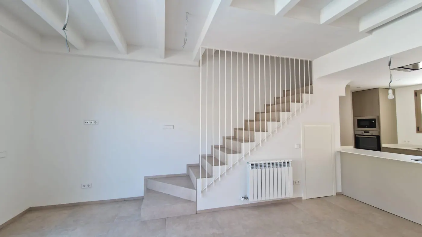 Escalera con barandilla de acero inoxidable
